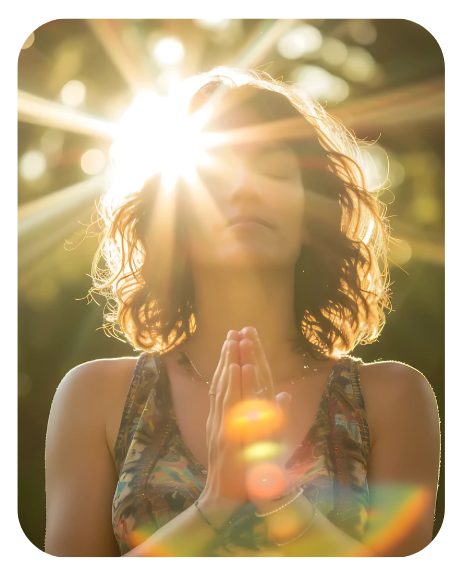 Foto: mujer con las manos en oración y el sol detrás