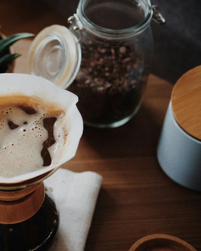 Foto: café filtrado en Chemex con la tetera al lado